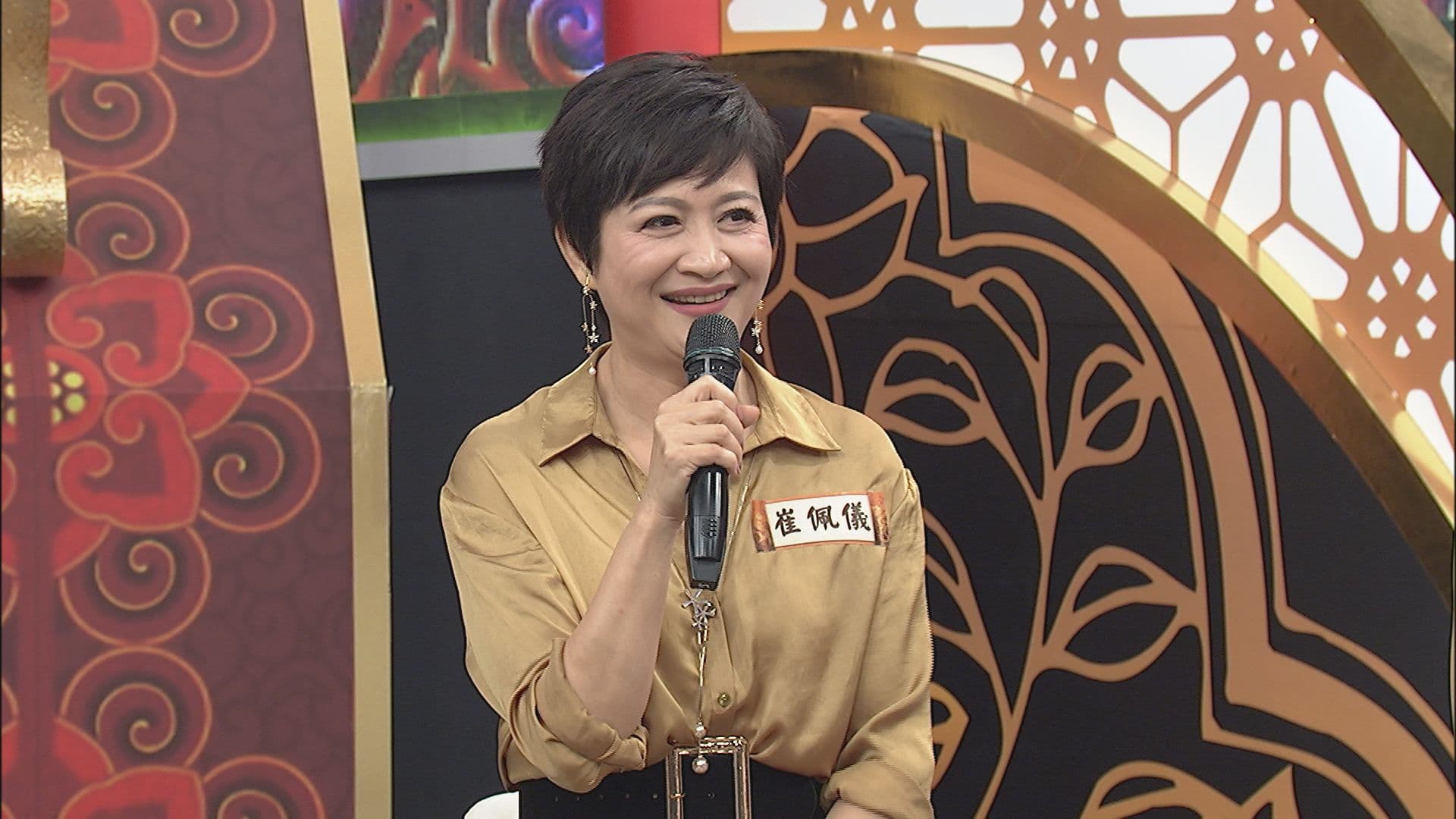 崔佩儀曾在表演完後,被黑道強留下來吃飯,對方還掏槍出來放桌上。(中天提供)