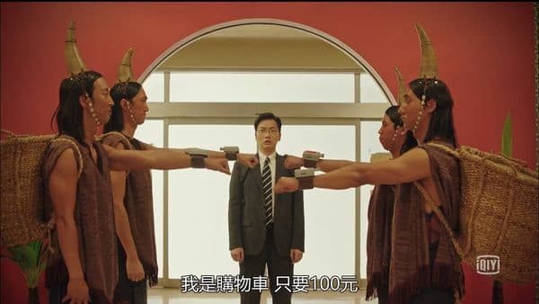 巴雅族人在千里馬超市當人力購物車,在劇中飾演店長的李東輝一上班也看傻眼。(翻攝自愛奇藝)