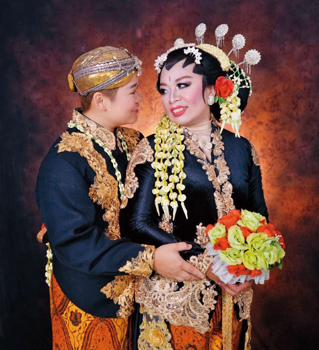 阿尼(左)與女友(右)在印尼拍攝傳統婚紗照。台灣同婚合法化後,跨國伴侶權益仍得不到保障。(阿尼提供)