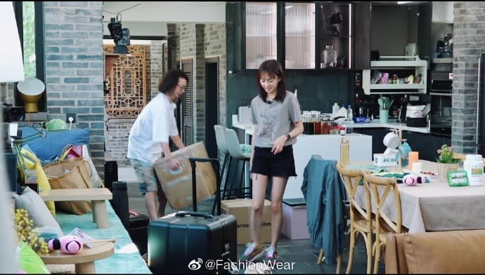 陳意涵簡單居家裝扮,美腿成為焦點。(微博台灣提供)
