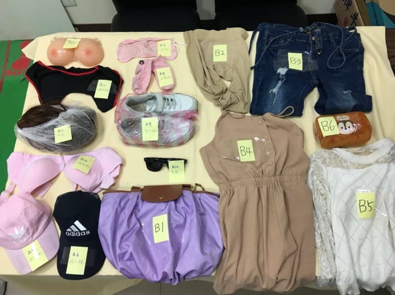 警方於戴男住處、車上搜出大量女裝,包括女性內衣、假乳等。(翻攝畫面)