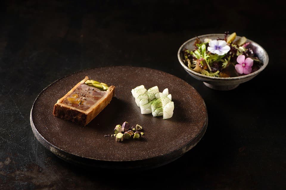Raymond以招牌「肉凍派」加入IPA啤酒啤酒改造。(黛西的深夜釀酒習題提供)