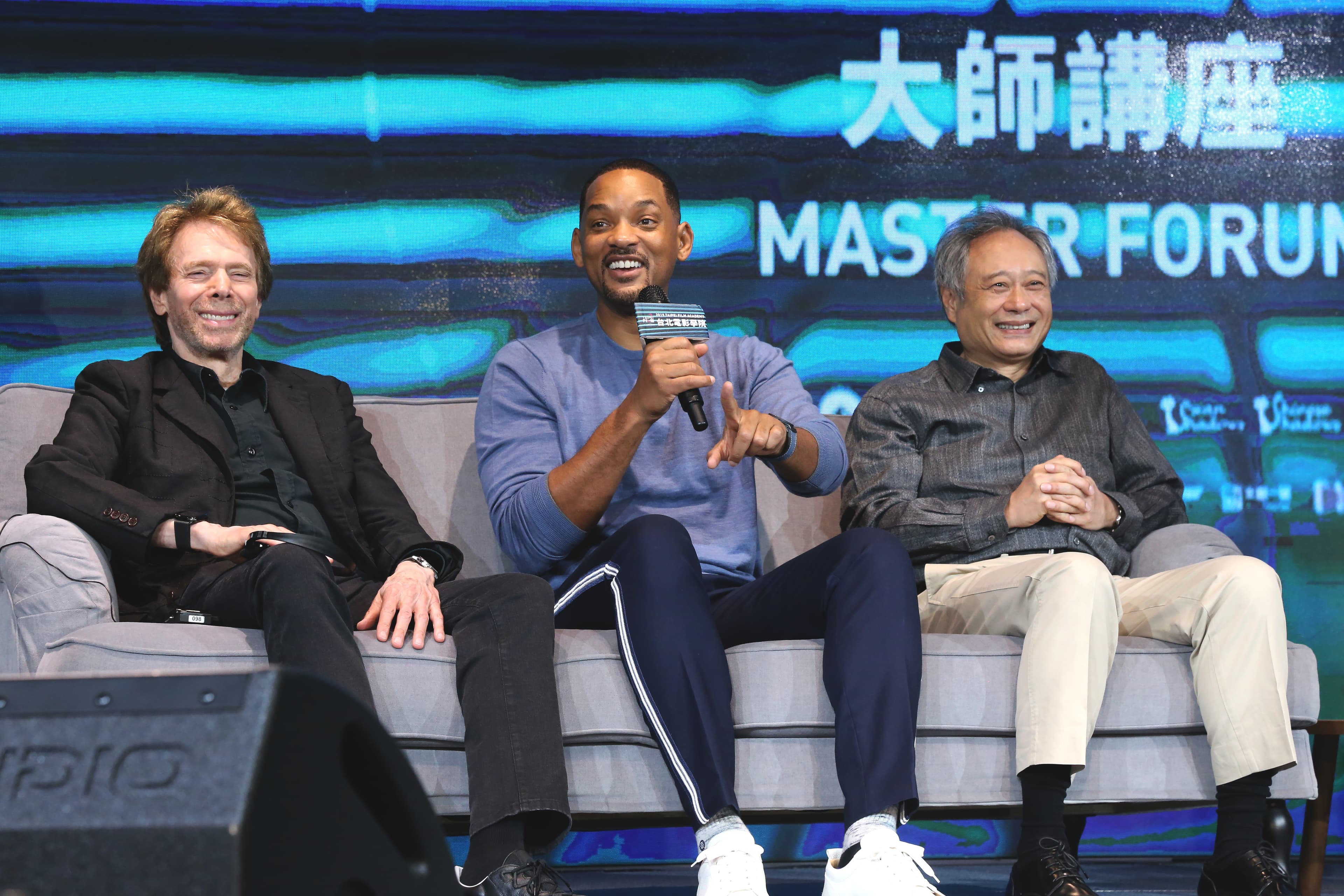 原本只有製片傑瑞布洛克海默(左)、導演李安(右)出席的「2019台北電影學院大師講堂」,沒想到威爾史密斯(中)突襲現身。(台北市電影委員會提供)