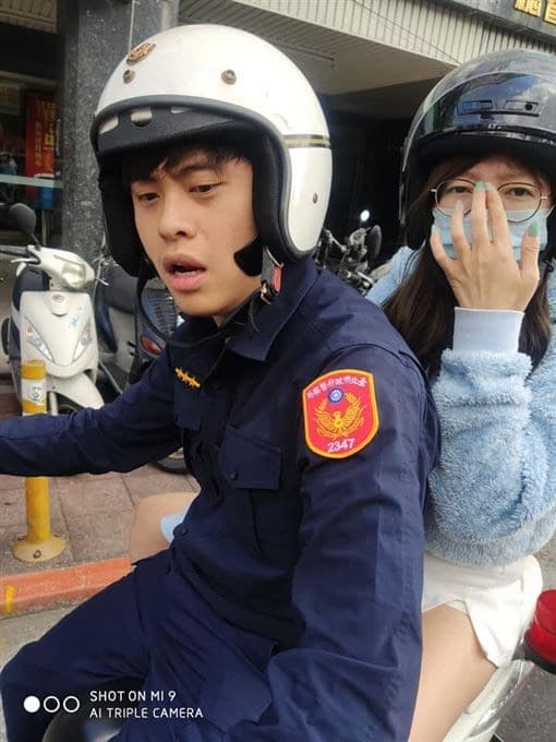 「鷹眼帥警」王姓員警(左)遭民眾指控騎警車載女友,女友被起底是前MP魔幻力量成員嘎嘎的前女友「屁蛋妹」蔡雯雯。(圖/摘自爆怨公社)
