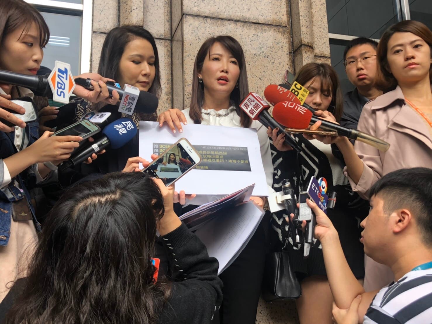 郭辦發言人蔡沁瑜、永齡基金會執行長劉宥彤赴刑事局提告黑郭網友。(翻攝畫面)