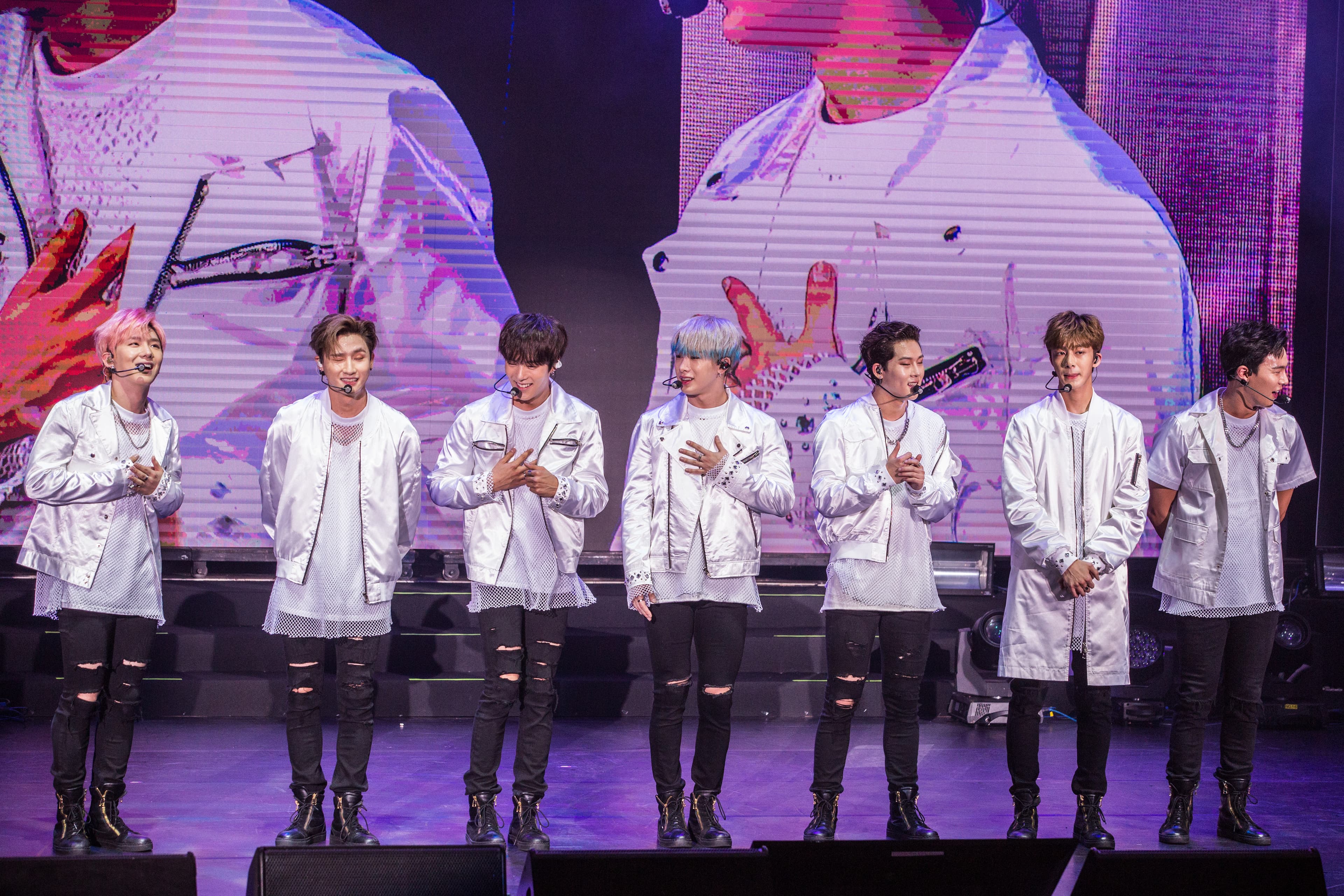 Monsta X成員元虎(左4)近期從德國返韓,在機場被警方抽取頭髮做毒品檢測。