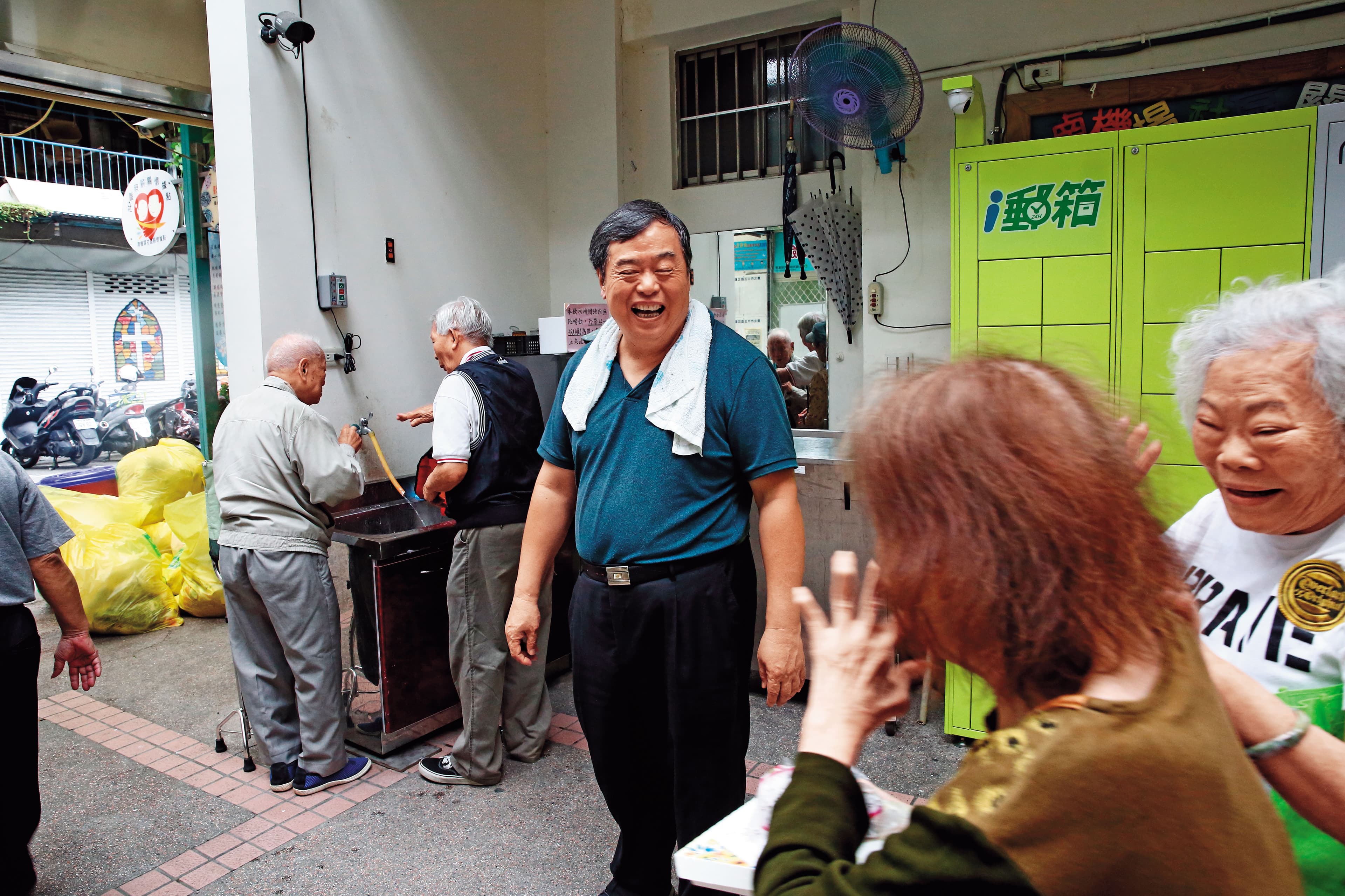 方荷生擔任里長的北市忠勤里,如今每日提供的餐食多達300份,方荷生要求走得動的長者需自行來取餐或共餐,走不動才由志工送餐,以維持長輩活力。