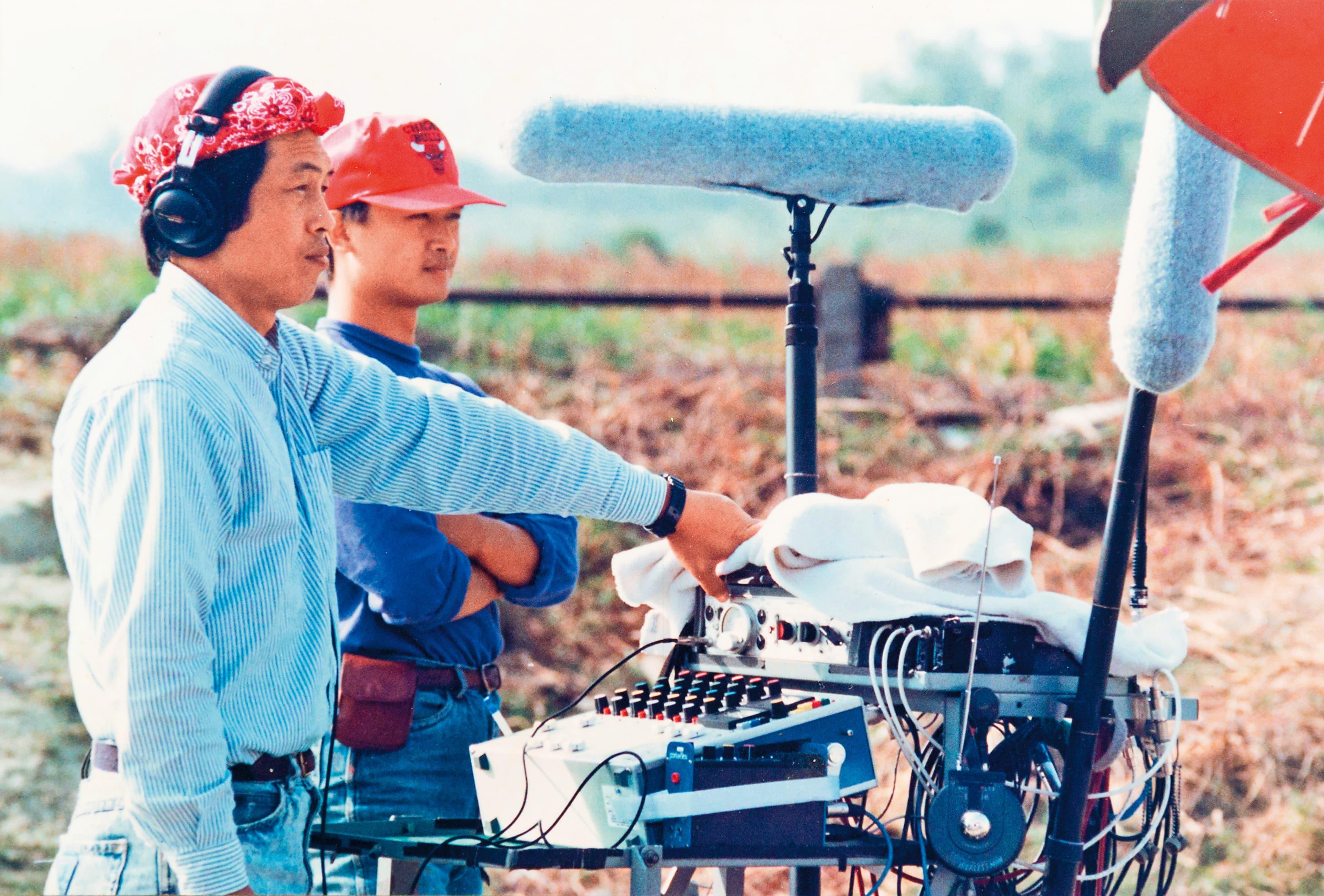 1992年湯湘竹(右)跟著師父杜篤之(左)在福建拍攝《戲夢人生》。(湯湘竹提供)