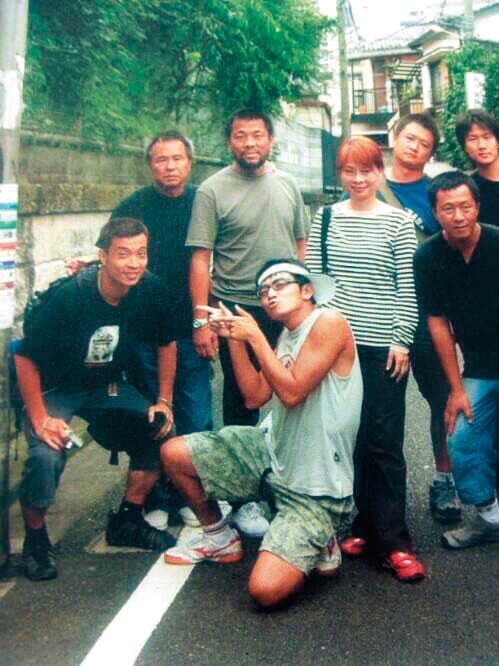 2002年湯湘竹(右三)與導演侯孝賢(左二)、攝影師李屏賓(左三)在東京拍攝《珈琲時光》。(湯湘竹提供)
