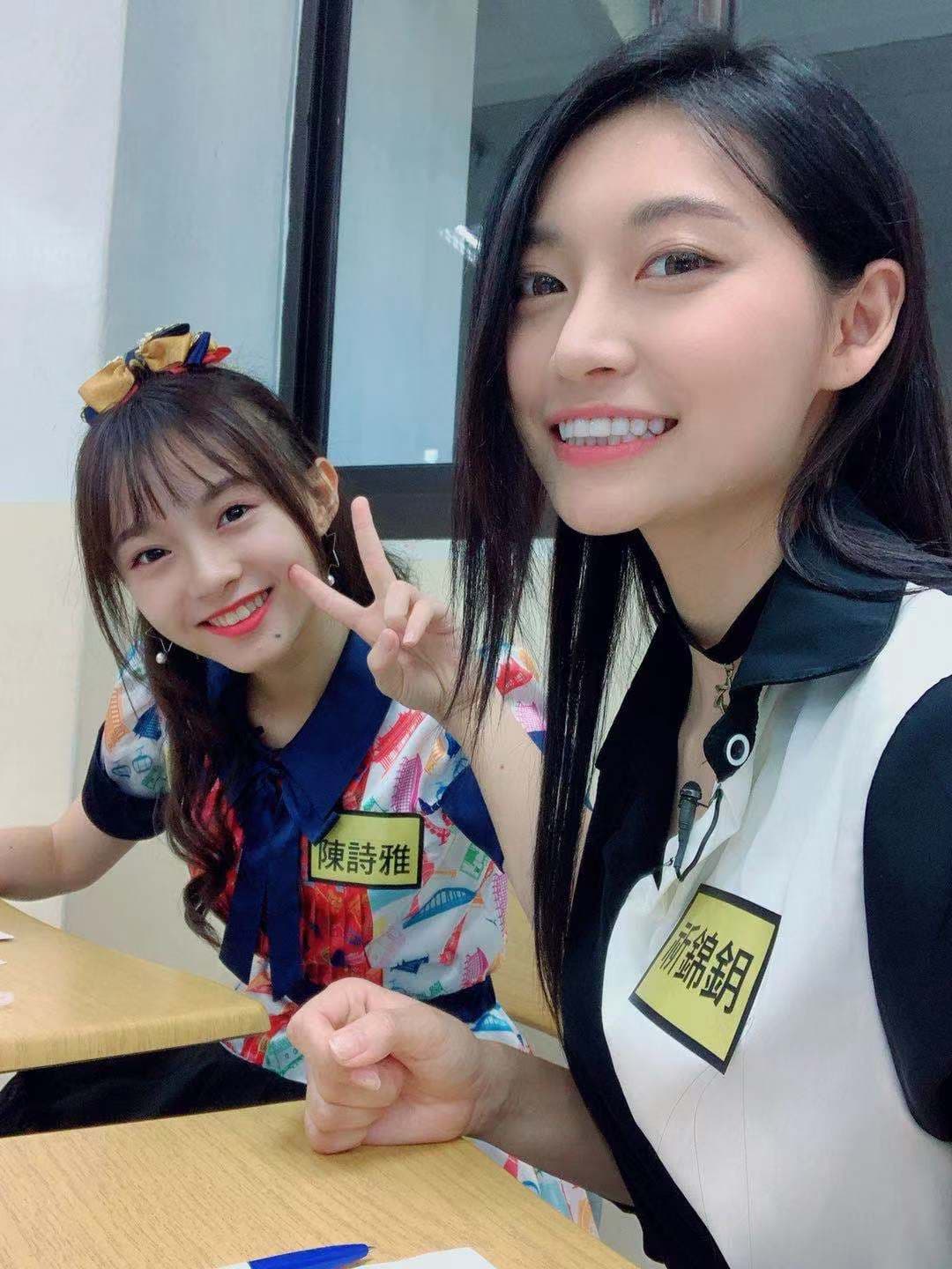 新生代歌手祈錦鈅(右)入主《WOW狼人殺 》擔任女主持。(WeMedia微視傳娛提供)