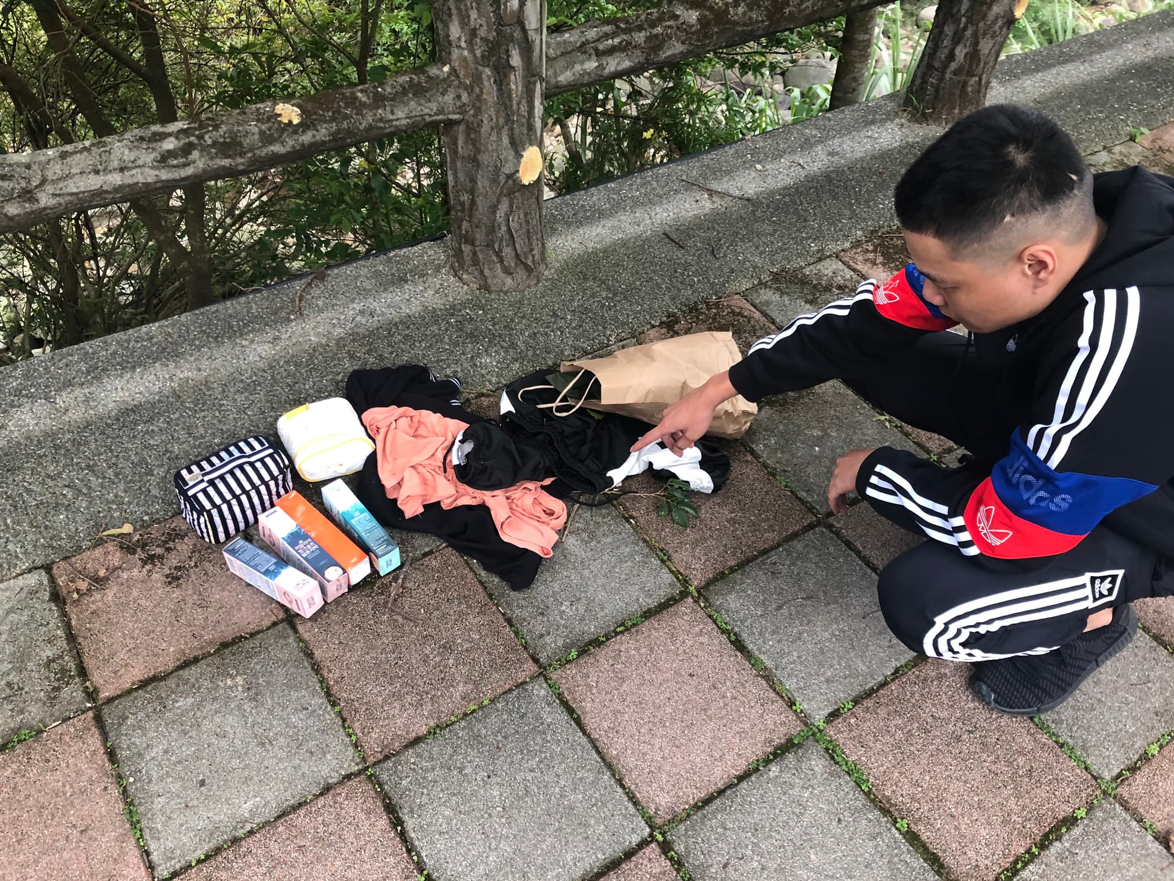 嫌犯搶走外籍女行李後,將錢財掃光把女子物品丟棄陽明山。(翻攝畫面)