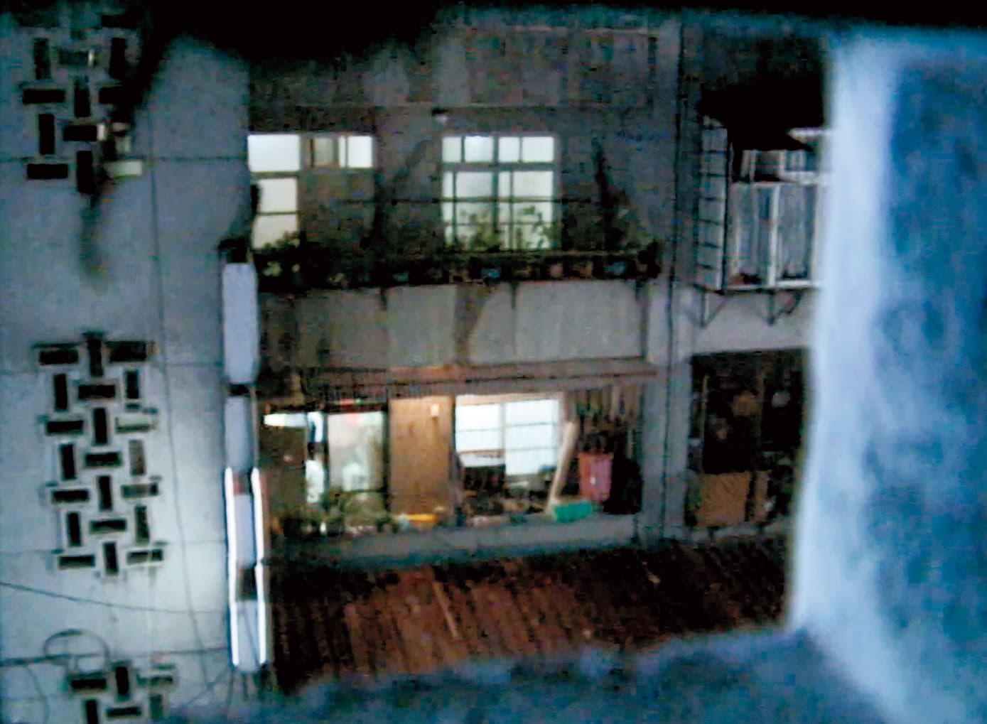 震驚社會的虎林街滅門血案,讓這棟公寓成了著名凶宅。(東森新聞提供)