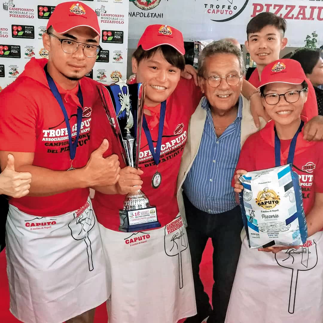 今年9月鄭羽辰(左2)拿下拿坡里世界披薩職人錦標賽團體組冠軍,還擊敗地主義大利隊。(鄭羽辰提供)