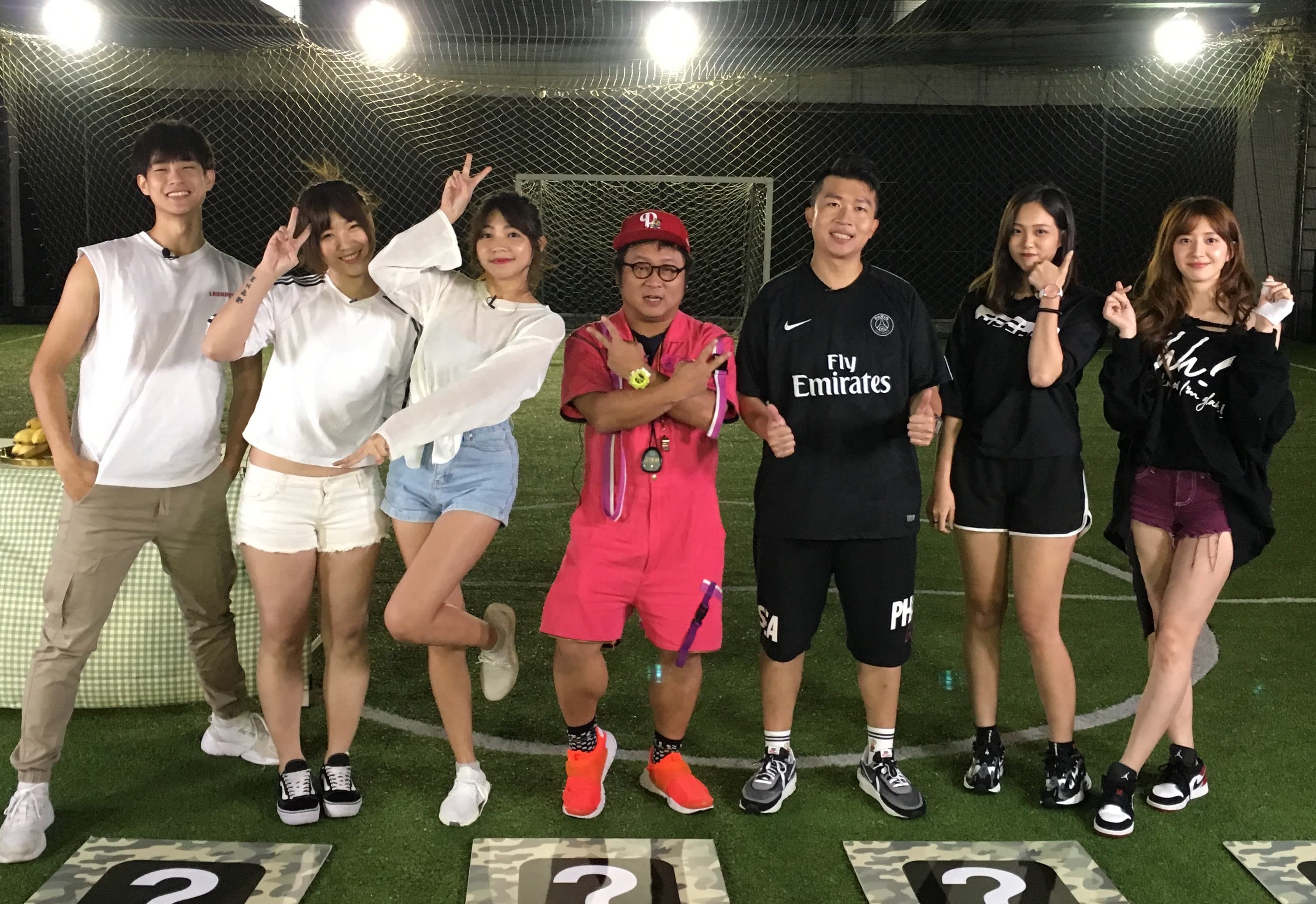 《明星製作人》再次邀請到上次代班主持的《通靈少女》學姊謝翔雅(右一)上節目,讓曾智希(左三)相當擔心自己主持地位不保。(明星製作人提供)