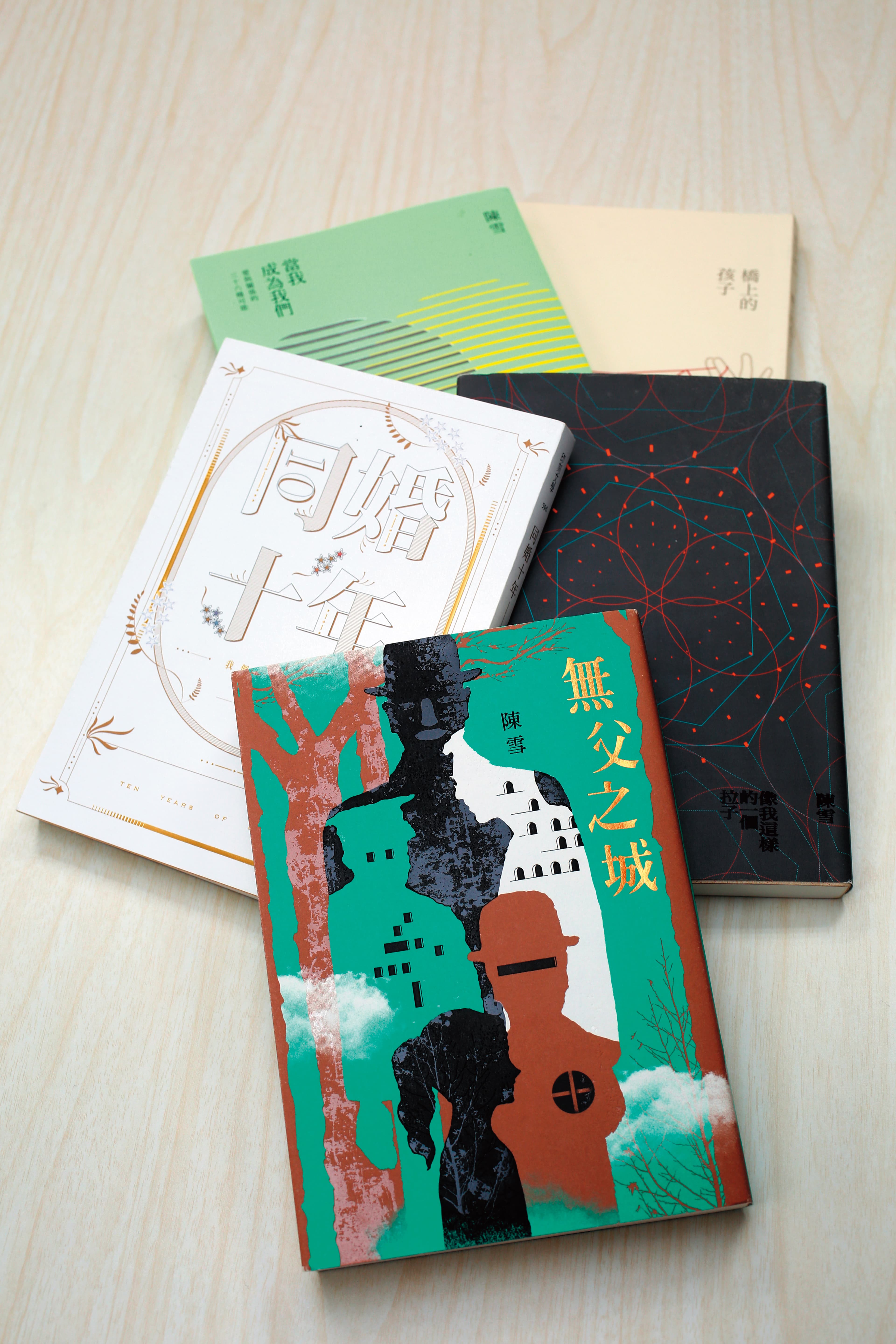 同志文學、自傳書寫、犯罪文學、戀愛散文, 陳雪藉各類型小說和散文創作探索生命不同階段的創傷,一級一級,從塵埃裡開出花來。