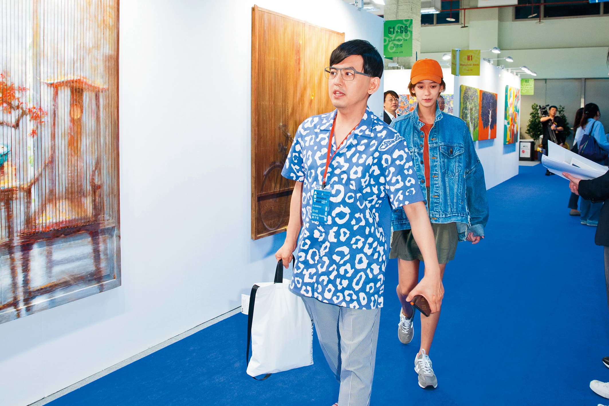 黃子佼放假會去看展覽增加見聞。右為孟耿如。