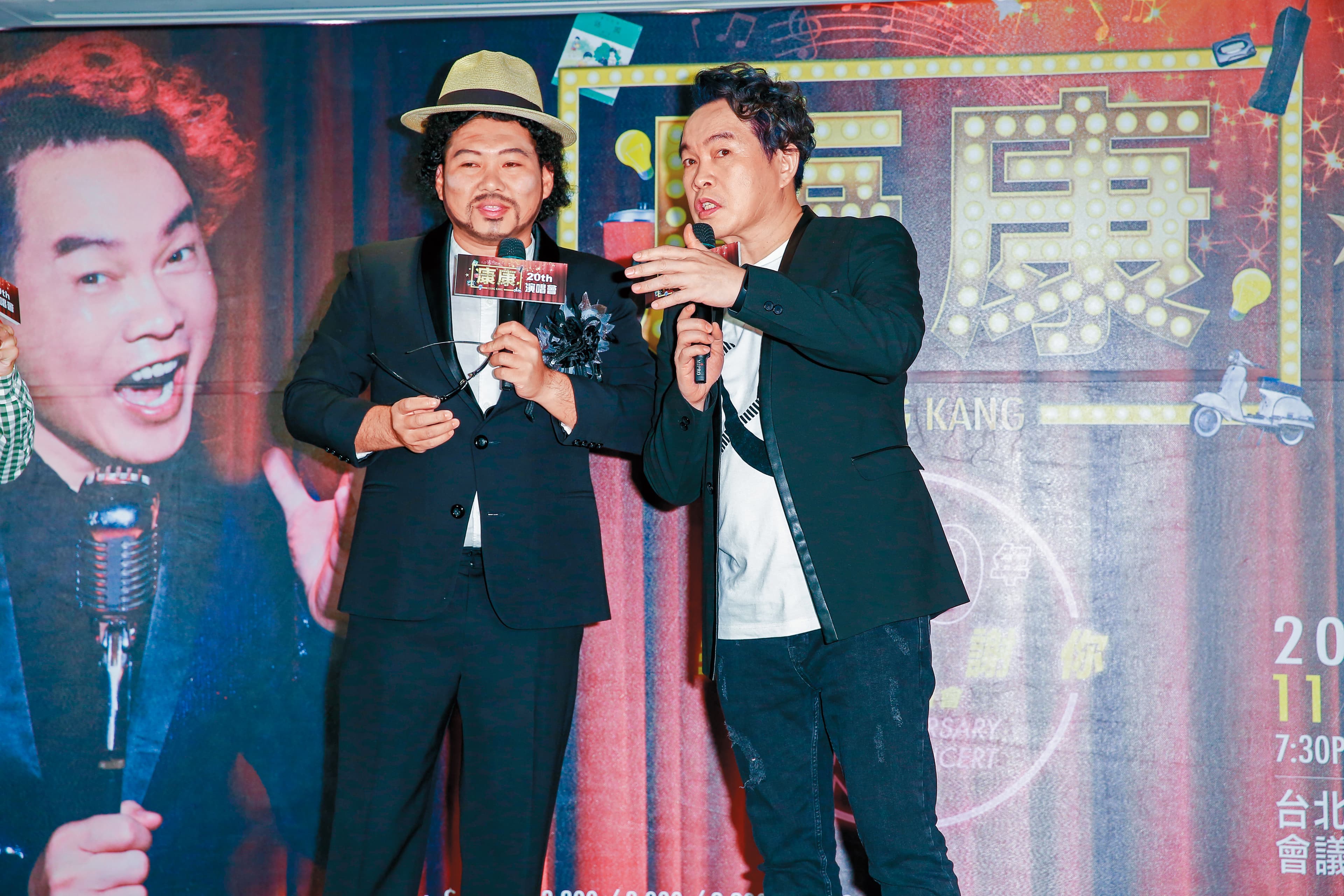 大愷(左)未離開前公司時,活動通告接不完,前年曾在康康演唱會的記者會上模仿張菲,炒熱現場氣氛。右為康康。
