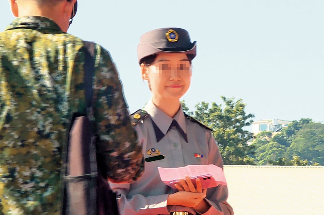 洪姓女士官外型亮麗,被選為黑鷹直升機隊成軍典禮的接待人員。(讀者提供)