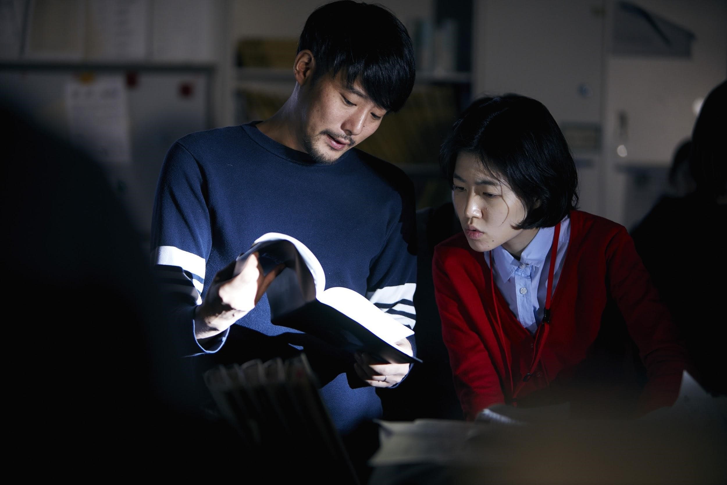 《新聞記者》於《東京新聞》報社實景拍攝,藤井道人(左)與沈恩敬(右)在開拍前特地到報社實習一天。(天馬行空提供 )