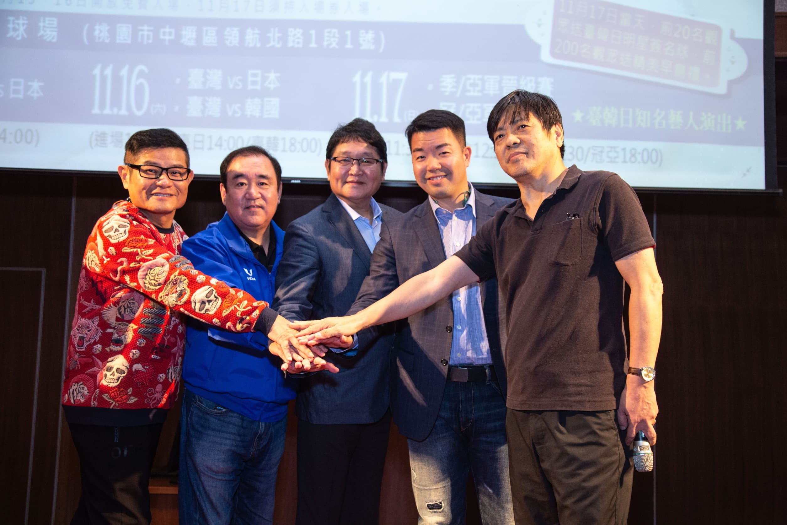 許效舜(左起)、韓國代表朴正哲、主辦單位代表龐一華、主辦單位代表韓佳宏、日本代表清水英明(閃亮之星棒球隊)