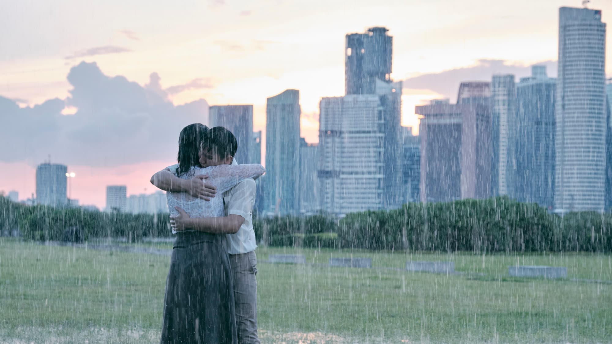 《熱帶雨》透過新加坡中學的華文老師阿玲,一路跌跌撞撞,從各種無奈的生活中,終於找回自我。(金馬執委會提供)