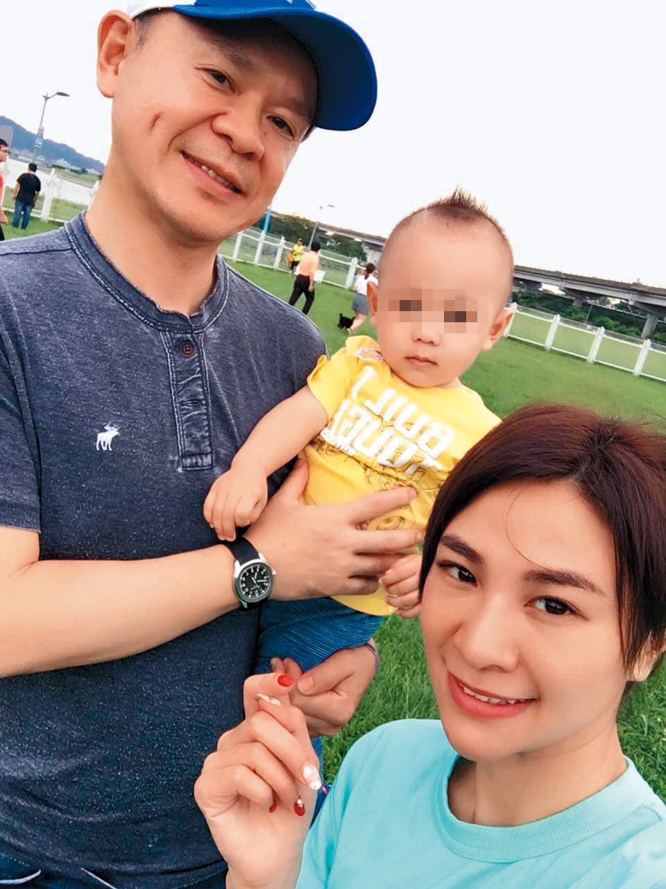 林以婕的老公是蘇睿騏,本刊曾經報導,他宣稱易宏生技有牛樟芝技術,以及行銷一條龍營運模式,結果未曾獲利,帳面現金不夠,還拿去向對岸飲料廠買王老吉,被控涉嫌掏空。(讀者提供)