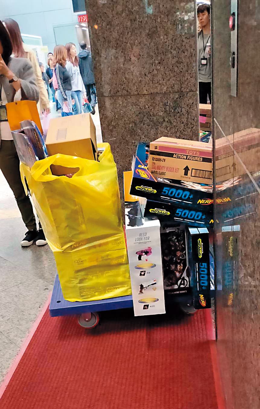 雖然趙元同做生意都不太成功,但還是買了一大堆玩具,只是不知給誰的小孩。