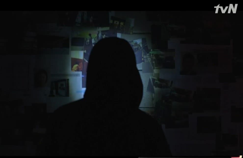 劇中的連續殺人犯「地鐵幽靈」穿著黑色斗篷犯案,令人毛骨悚然。(翻攝自Naver)
