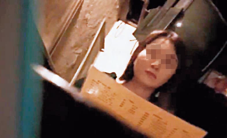 酒托妹(圖)主動邀男網友見面,再帶往配合酒吧消費。(讀者提供)