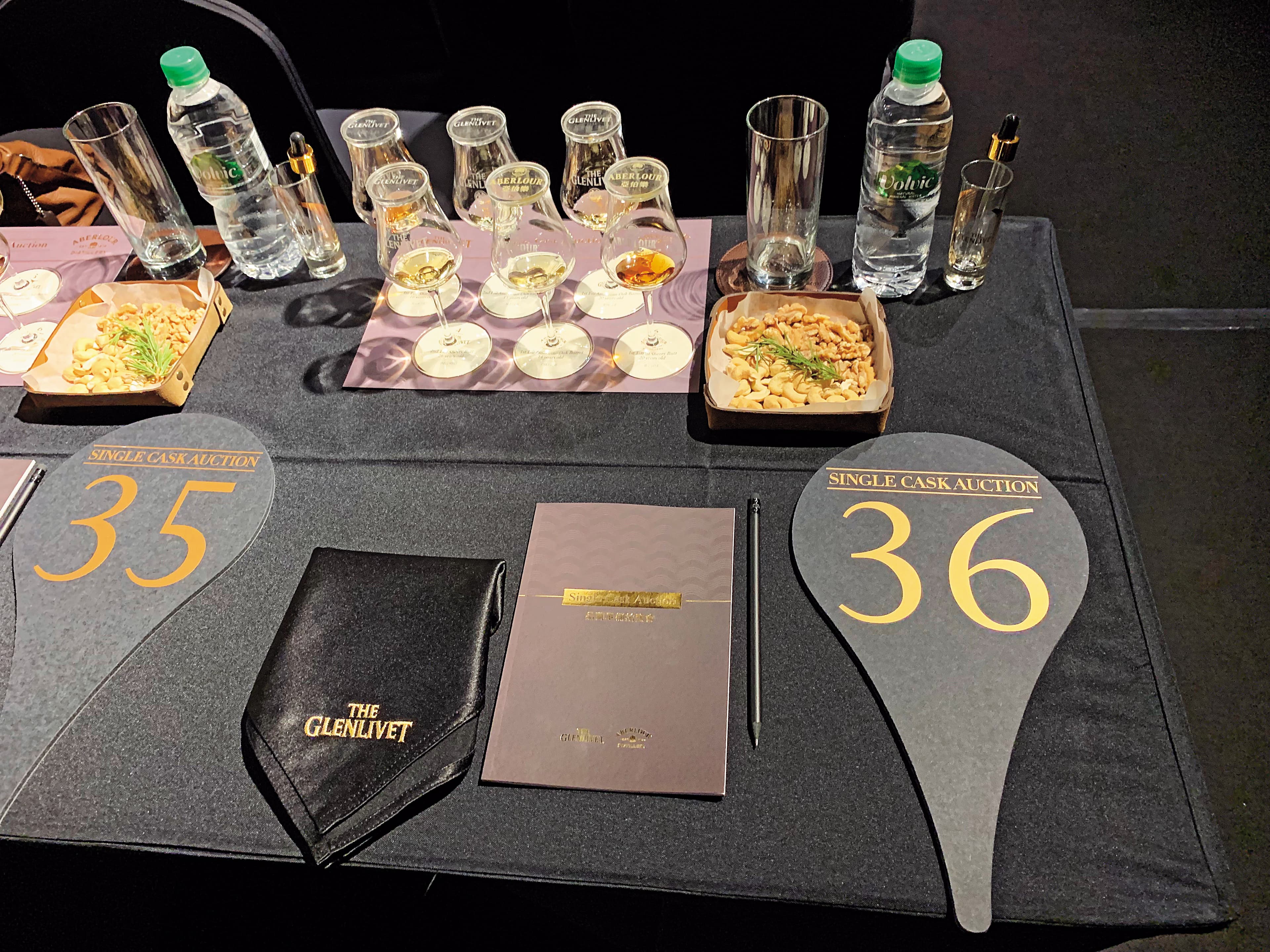 進場的36位買家 ,每人桌上都有1組6款品飲組,供大家喚起對於原酒拍品的記憶。