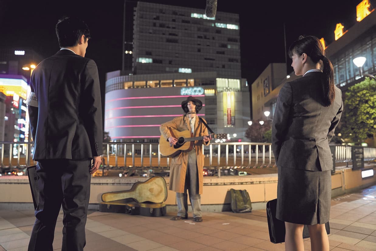 電影版《小小夜曲》透過街頭藝人這個角色,讓齊藤和義創作的主題曲貫穿其中。(天馬行空提供)