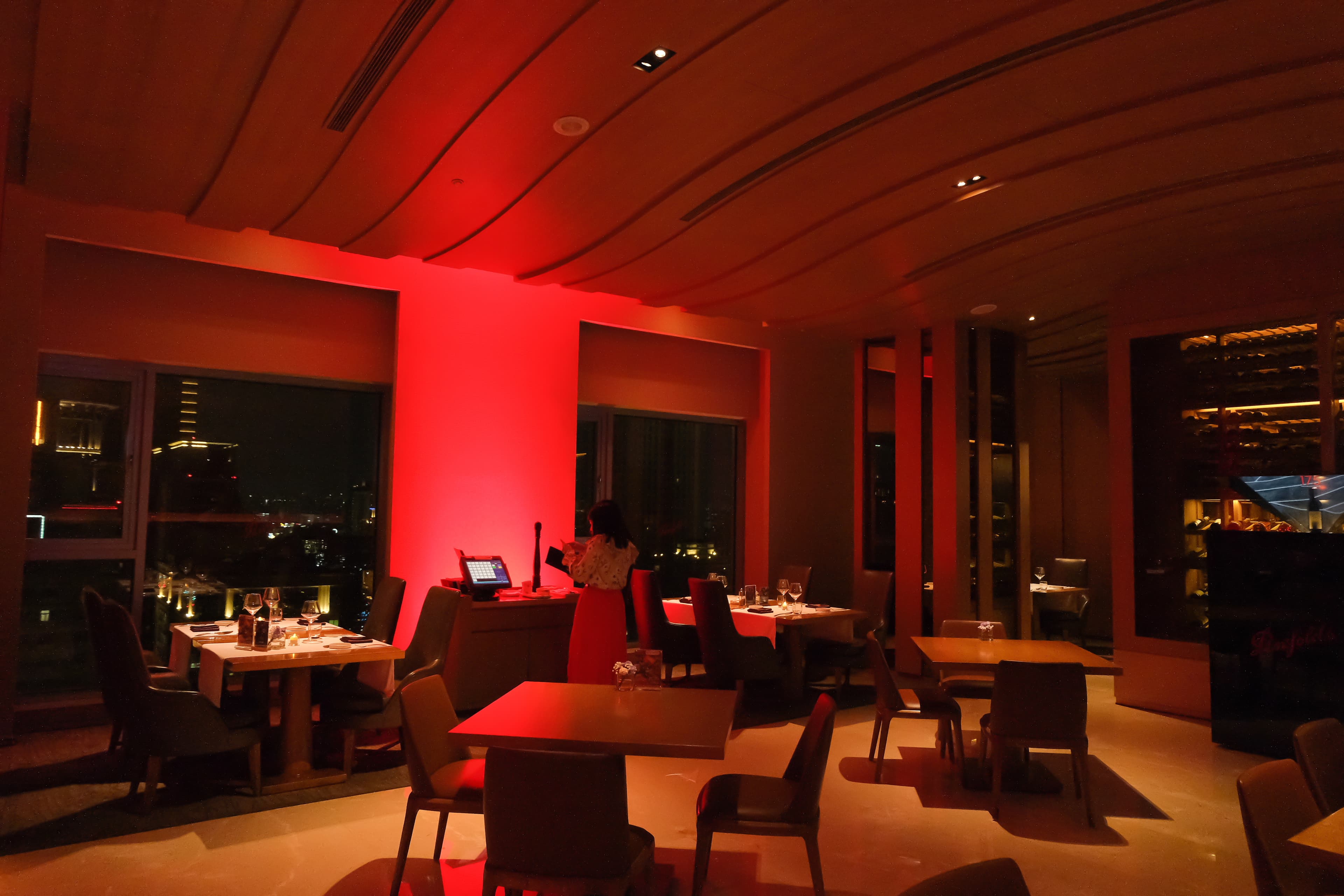 The Prime極炙牛排館以奔富紅的燈光效果,呼應限定活動。