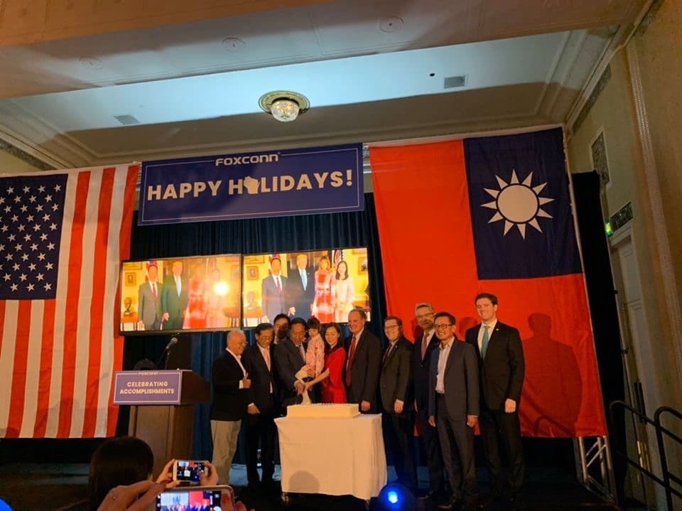 鴻海創辦人郭台銘又前往威州,6日到達威谷科技園區(WVSTP)與當地員工以及社區代表,以及供應商們慶祝耶誕節。(翻攝自郭台銘臉書)