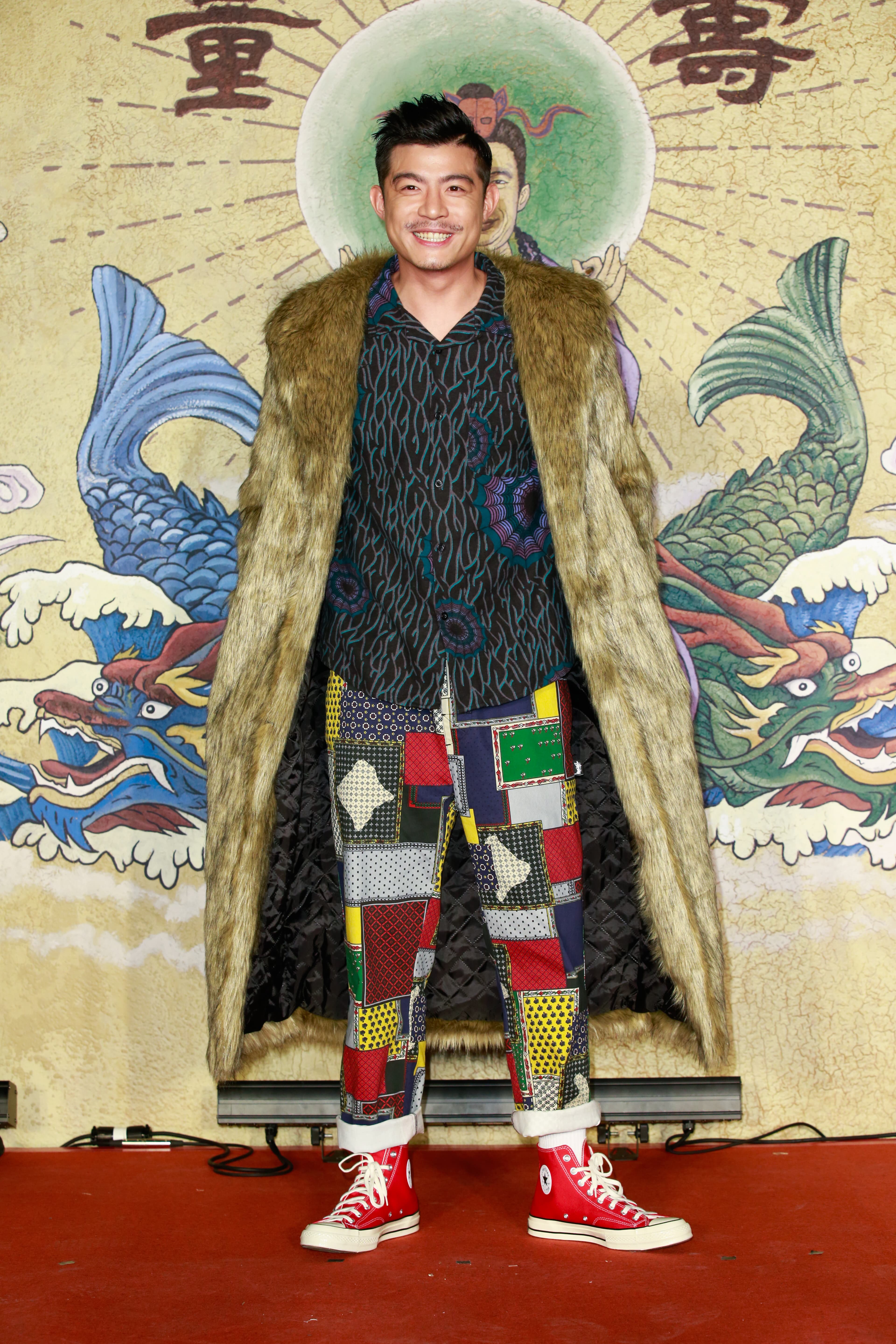 王柏傑扮演三太子,造型相當浮誇,現場熱到他頻頻擦汗。