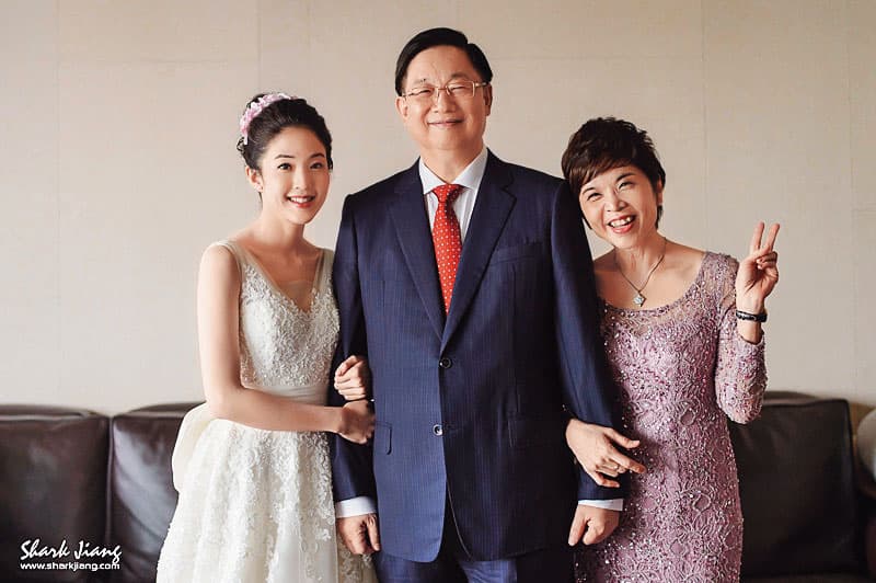 3年前,楊文虎夫妻為愛女楊宇晨在寒舍艾美酒店舉辦豪奢婚禮,夫妻與新娘子開心合照,如今卻爆發潤寅百億詐貸案,相當諷刺。(翻攝自網路)