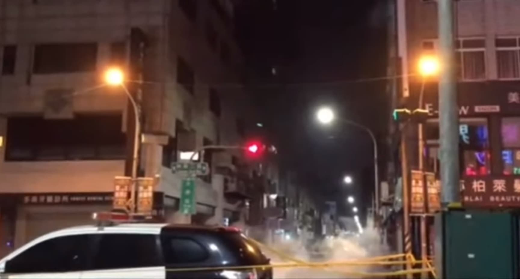 警方發動攻堅,共開了百餘槍。(翻攝畫面)