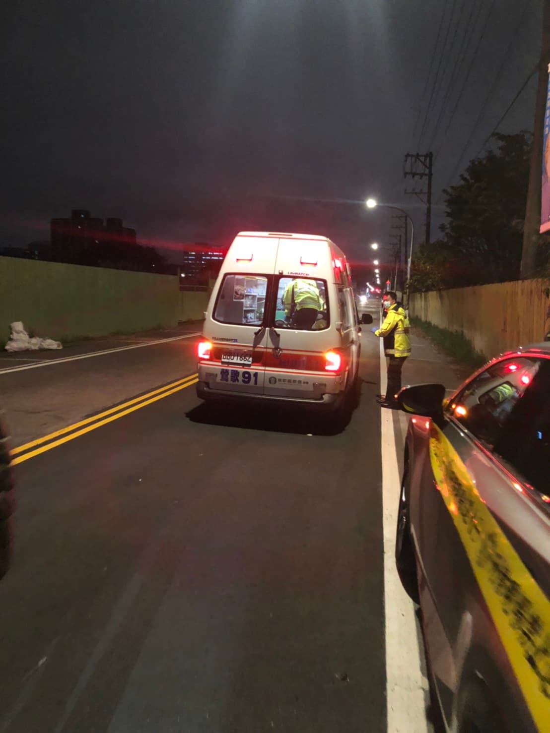 警方立即召來救護車將林送醫急救,但最後是回天乏術。(民眾提供)