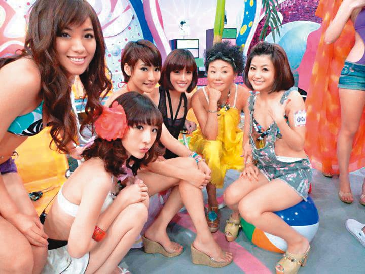 外型亮麗的徐瑋婷(左3),曾是《女人我最大》的固定班底「虎妞」。(翻攝自徐瑋婷臉書)