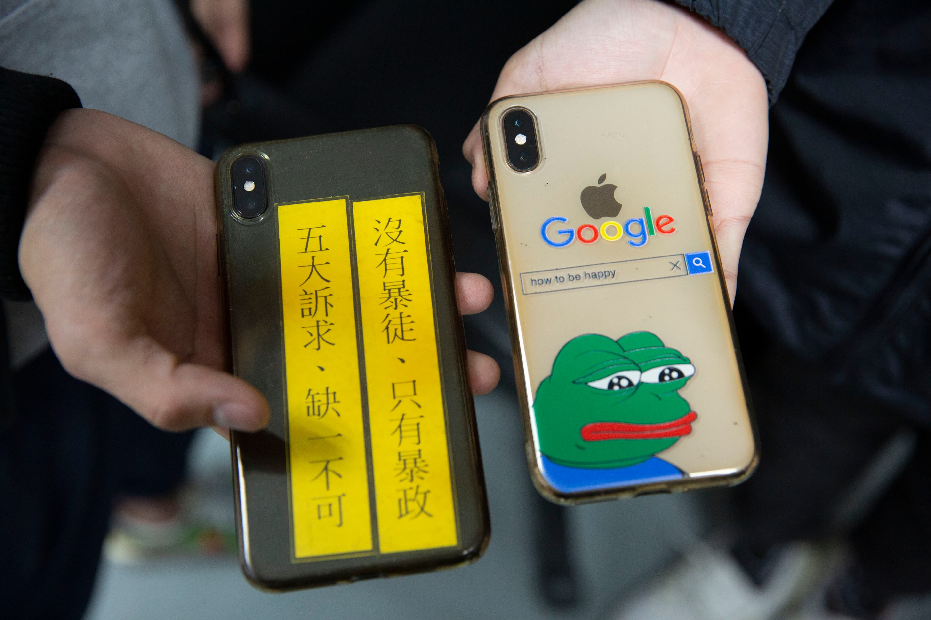 小雞和大寶拿出手機,兩人的手機殼不約而同穿上反送中主題的外衣。