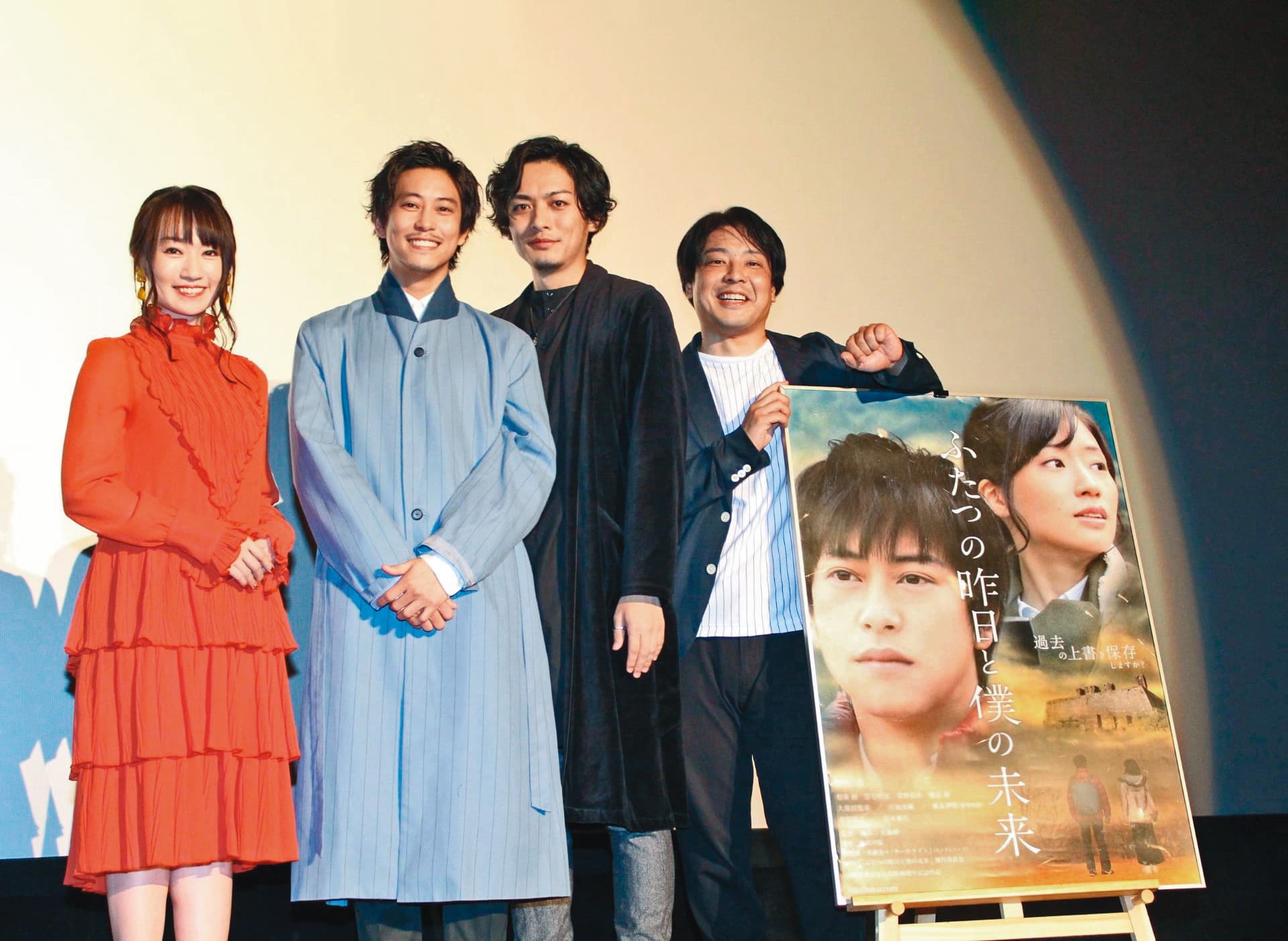 來自新居濱市的聲優水樹奈奈(左一)不僅為《與昨日同行》演唱電影主題曲,更配合劇組四處奔走宣傳。(翻攝自moviche.com)