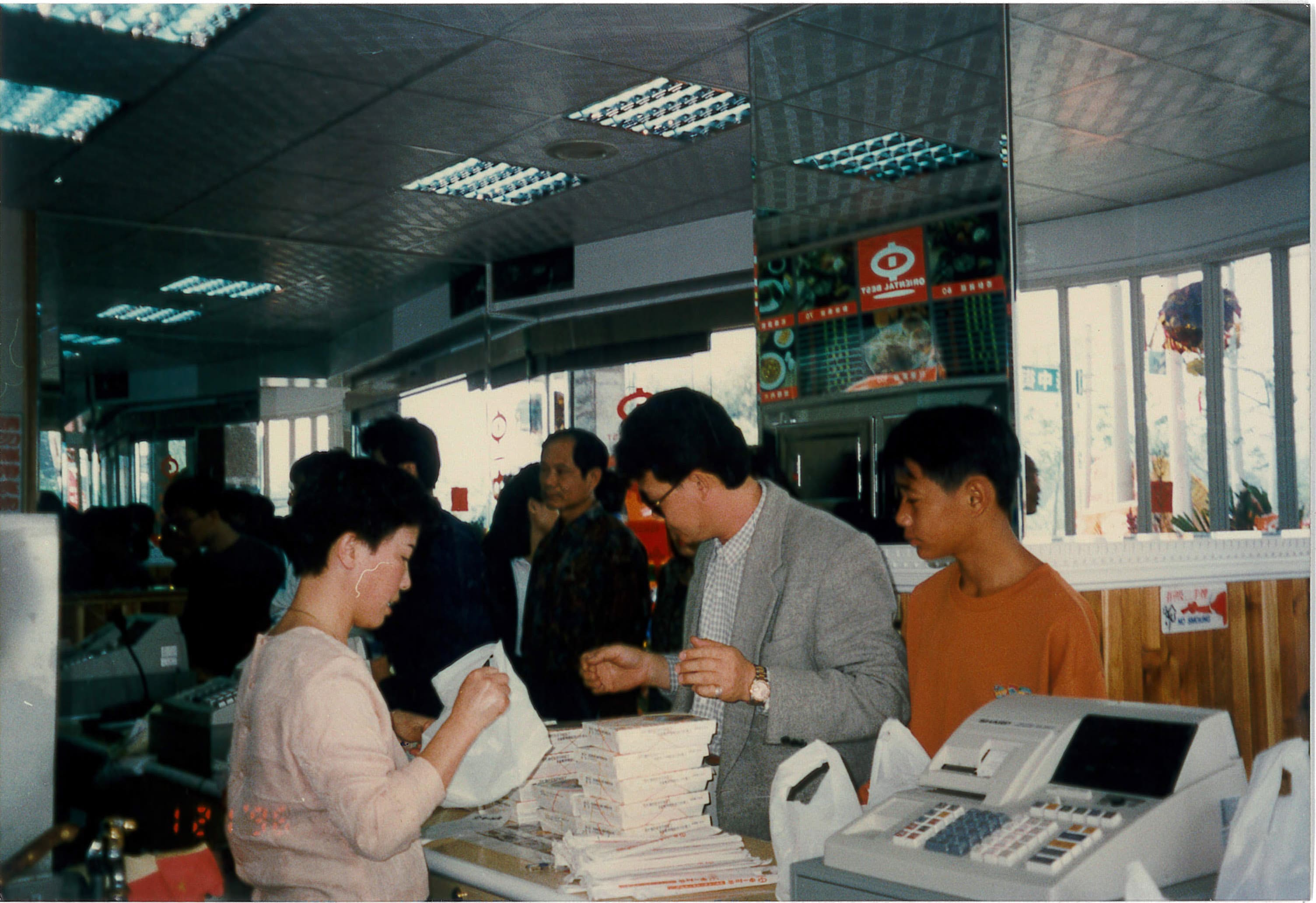 中一排骨是國內最早有裝冷氣的排骨快餐店,全盛時期有80家門市。(翻攝欣光食品官網)