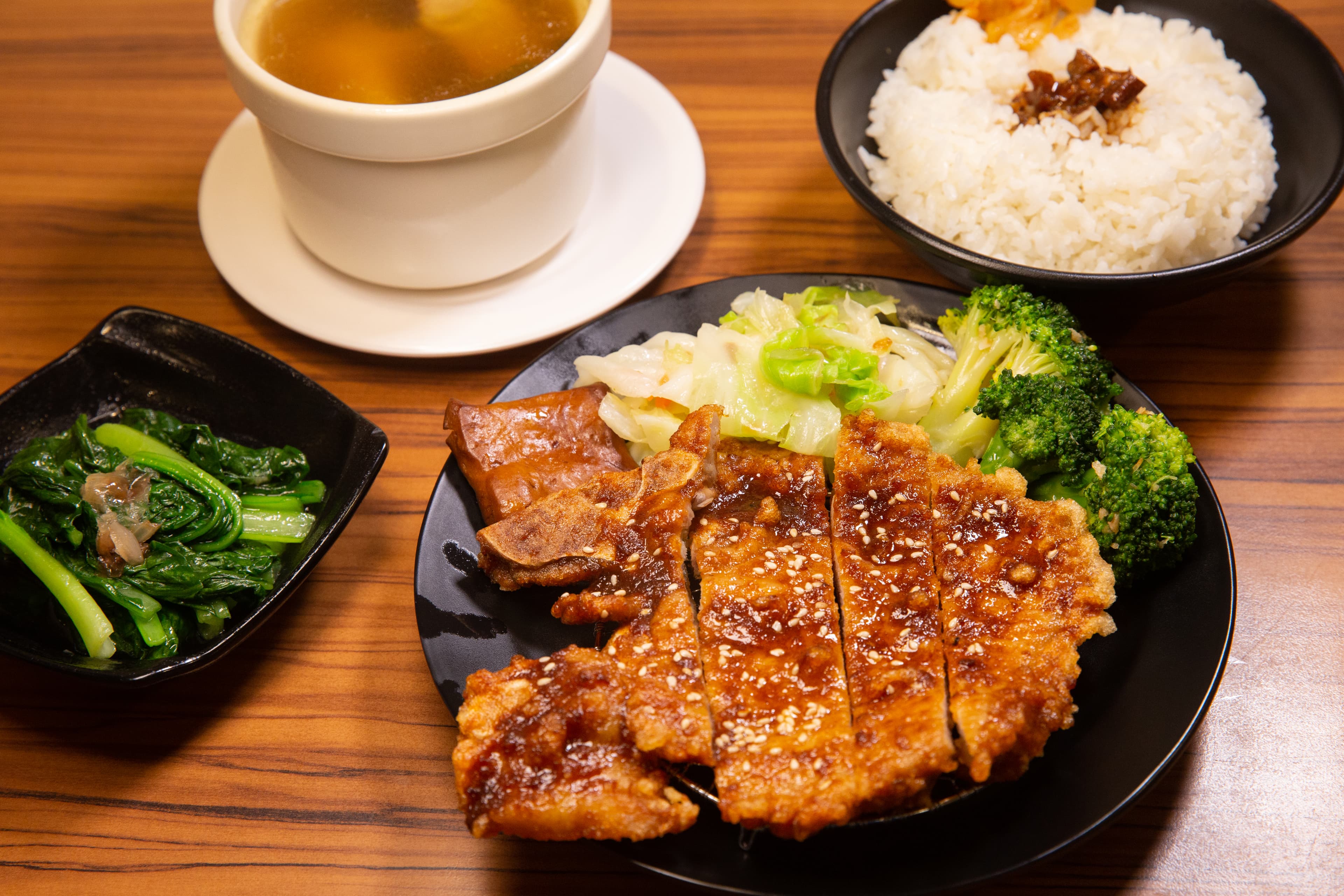 醬烤排骨飯套餐是中一排骨的人氣餐點。(單點99元、套餐另加66元)