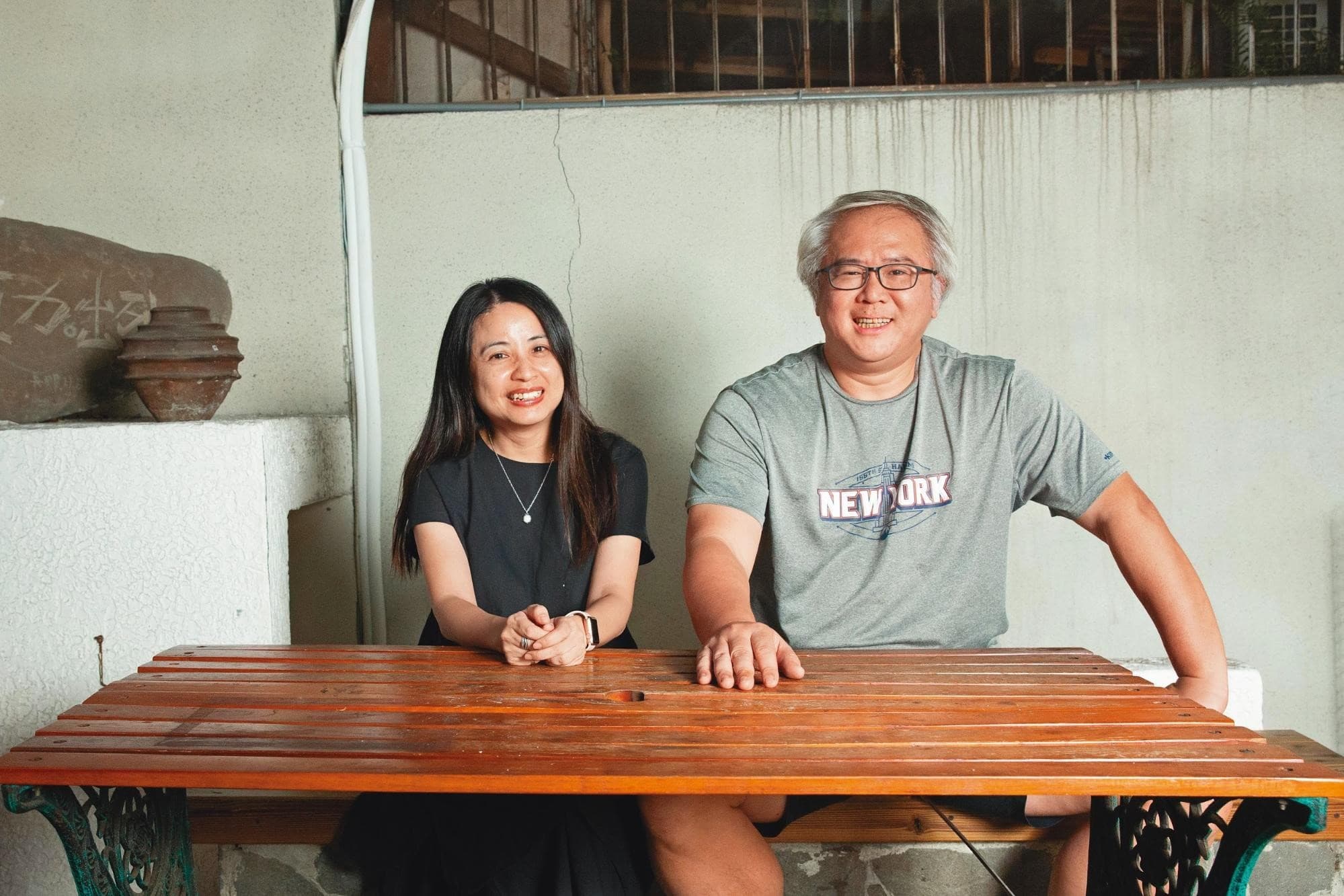 製作人兼總導演汪怡昕(右),找來金鐘編劇鄭心媚(左)為《國際橋牌社》故事做最後統整。