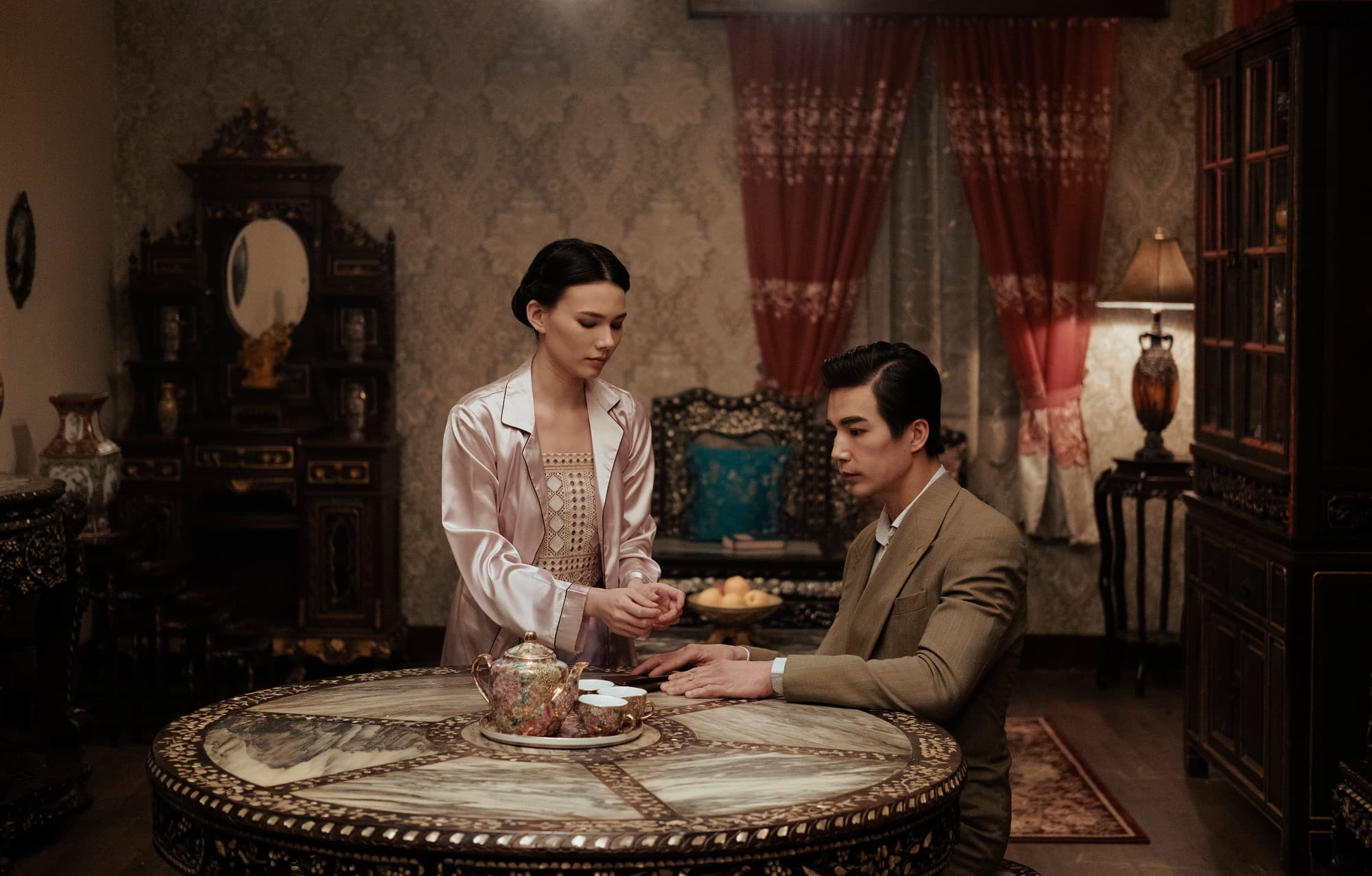 紀培慧(左)飾演伊莎貝爾,林路迪(右)飾演天白。(Netflix提供)
