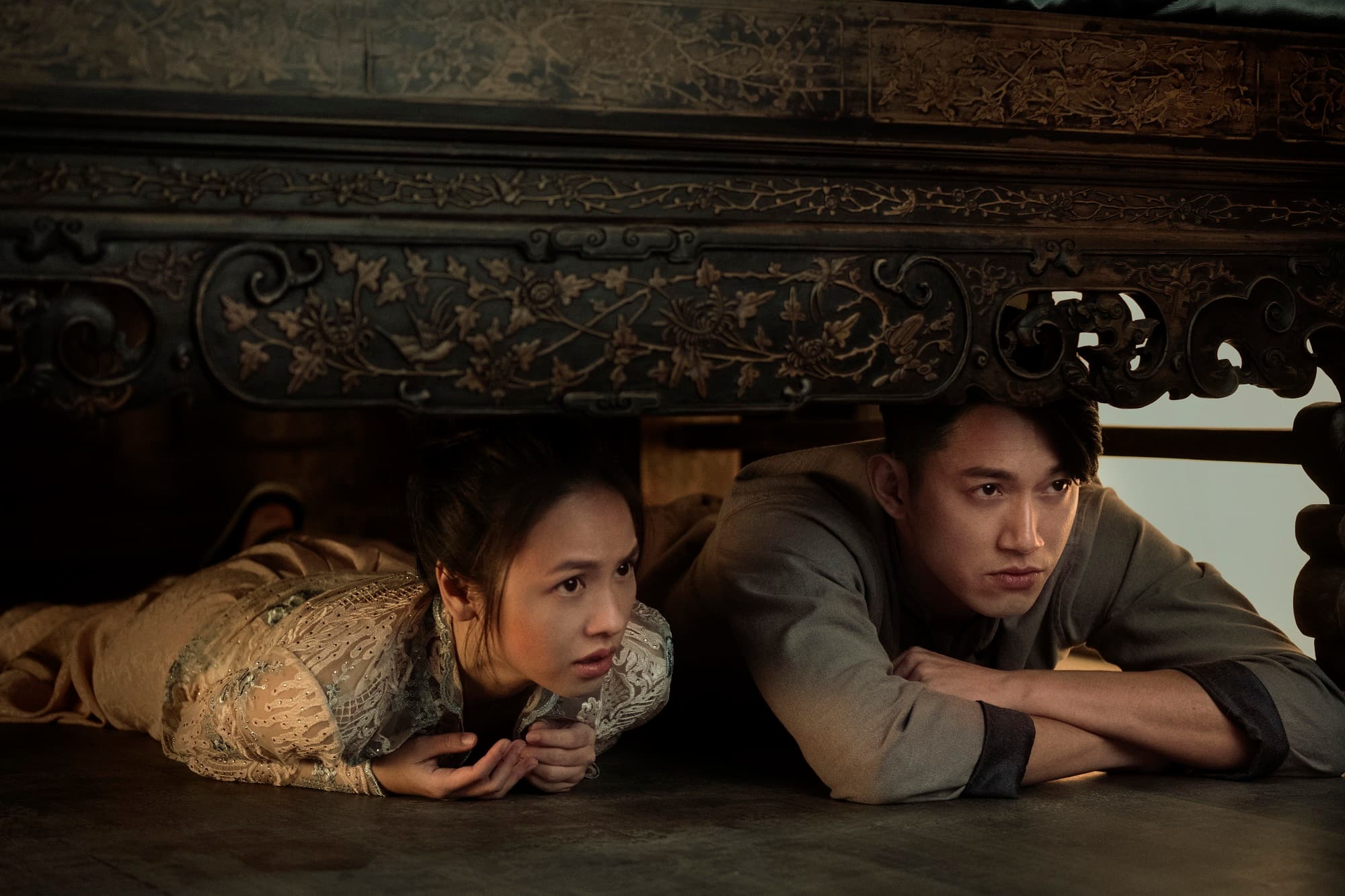 黃姵嘉(左)飾演嫁到地府的麗蘭,與吳慷仁飾演的二郎,在《彼岸之嫁》成為查案的拍檔。(Netflix提供)