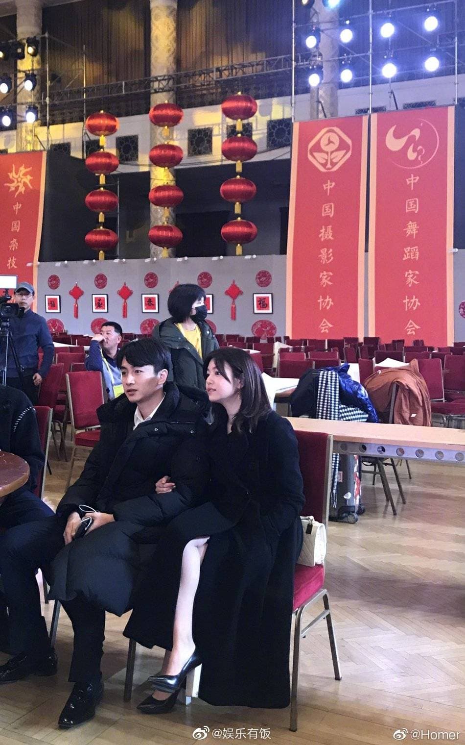 有網友在活動彩排現場巧遇陳妍希與陳曉,陳妍希挽著老公手臂,還露出一截美腿。(翻攝自娛樂有飯微博)