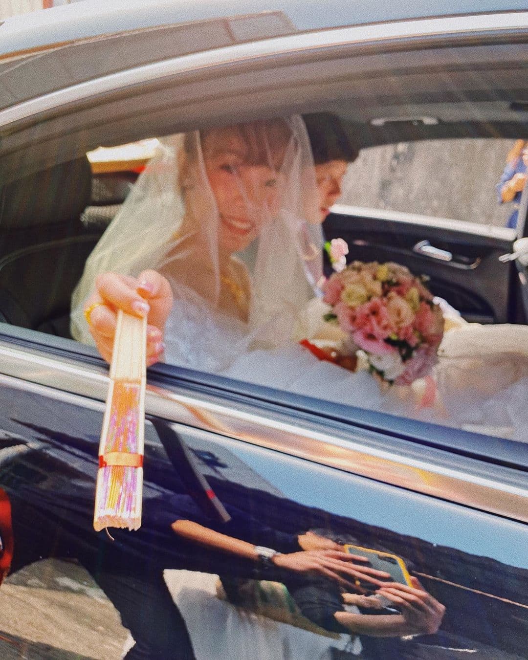 盧廣仲妹妹長相甜美,對鏡頭露出溢著幸福的笑容。(翻攝自盧廣仲IG)