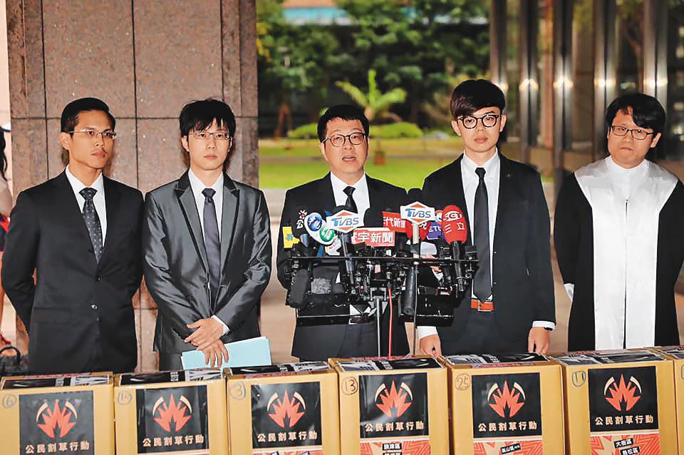 罷韓四君子尹立(右2)等人,去年12月底向中選會送交32箱連署罷免韓國瑜的3萬份提議書,罷韓正式啟動程序。(翻攝自Wecare高雄臉書)