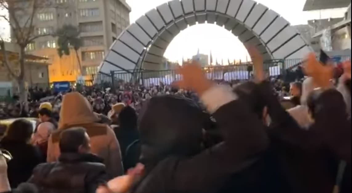 憤怒的伊朗民眾聚集街頭,抗議政府誤擊民航機,還想轉多焦點。(翻攝自臉書Iran In Photos)