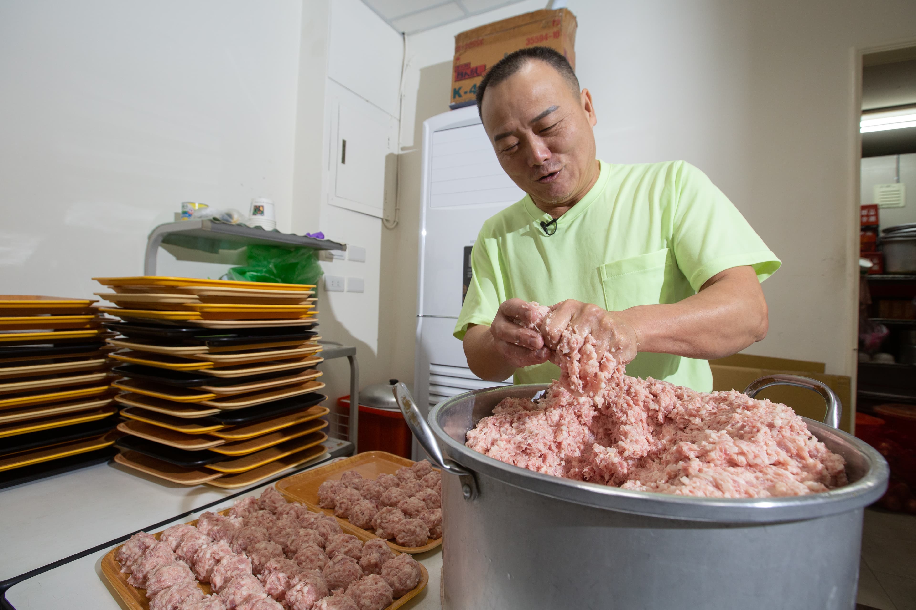 製作獅子頭相當費工,馮坤志以1秒1顆速度從虎口擠出肉丸,再搓圓塑形。